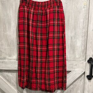 Old Navy women’s L red black plaid skirt with elastic waist